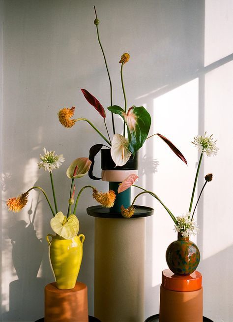 In the floral artist Matagalan's feed, artfully balanced ceramic totems and ikebana-inspired botanicals make for an enviably satisfying scroll. Deco Retro, Vase Arrangements, Arte Floral, Design Floral, Ikebana, Plant Life, Pretty Flowers, Flower Vases, Instagram Feed