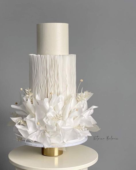 Classic White Cake, Beautiful Bakery, Engagement Party Cake, Fancy Wedding Cakes, Wedding Cake Pearls, Cakes Design, Couple Celebrating, Bee Cakes, Elegant Modern Wedding