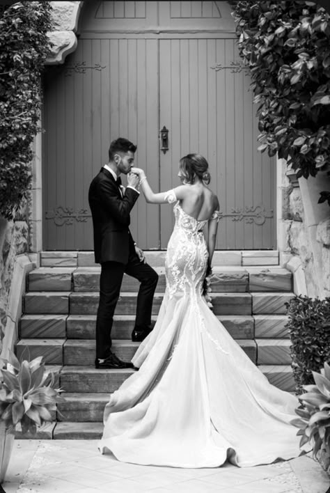 Wedding Poses For Bride And Groom Black Couple, Breathtaking Wedding Photos, Formal Wedding Photography, Black And White Bride And Groom Photos, Hand Wedding Photos, Passionate Wedding Photos, Wedding Photos Hands, Wedding Photo Ideas Romantic, Groom Kissing Brides Hand