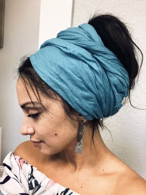 Hair Wrap White Women, Boho Hair Scarf Head Wraps, Romani Head Scarf, Head Scarf Fall Outfit, Dreadlock Head Wrap, Bohemian Headscarf, Pagan Veiling, Head Wrap Fashion, Boho Headwrap