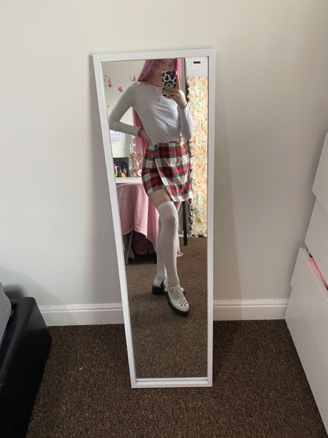 instagram: meggwebb Rachel Green Outfits, Checkered Skirt, Insta Pics, Rachel Green, Green Outfit, Skirt, Outfit Inspo, Green, Instagram