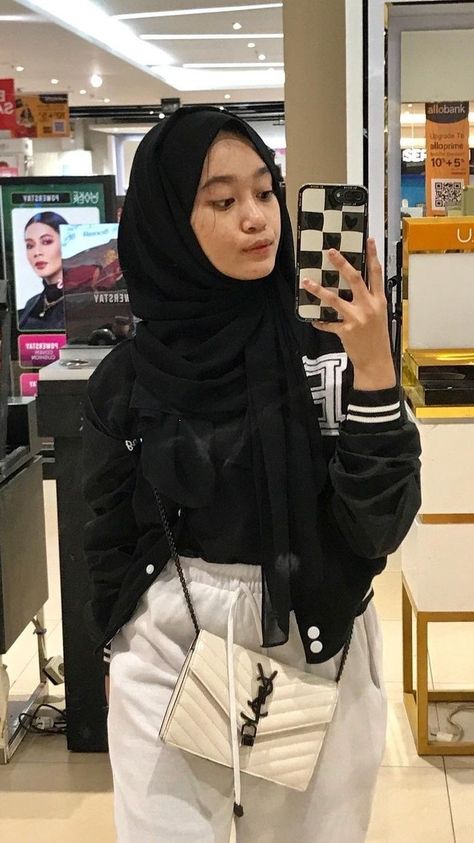 Outfit Celana Joger Hijab, Outfit Jogger Hijab, Otdd Outfit Style Hijab, Ootd Jogger, Ootd Korean Style Hijab, Simple Outfits Hijab, Black Hijabi Girl, Outfit Jogger, Ootd Hijab Casual Simple