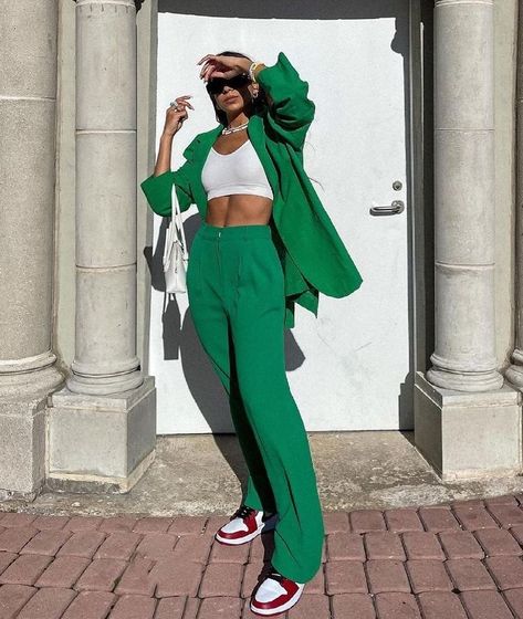 Statement Art, Instagram Style, Modieuze Outfits, Minimalist Lifestyle, Green Outfit, Outfits Verano, The Minimalist, Green Pants, Mode Streetwear