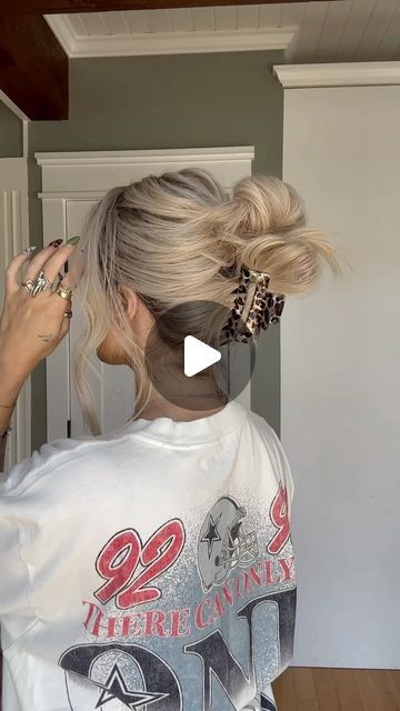 TORIE BLISS on Instagram: "My go to claw clip hack for short/medium length hair! 🖤 wig @radianthair.co color “inspire” !" Medium Length Claw Clip, Medium Length Claw Clip Hairstyles, Short Medium Length Hair, Claw Clip Hairstyles, Clip Hairstyles, Medium Length Hair, Hair Wig, Length Hair, Claw Clip