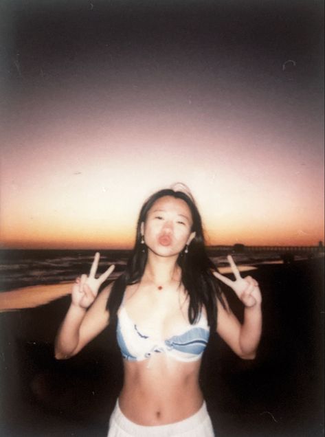 Polariod Aesthetic Girl, Beach Camera Aesthetic, Summer Digital Camera Pics, Aesthetic Polaroid Pictures Ideas, Beach Polaroid Pictures, Polaroid Aesthetic Pictures, Digital Camera Beach Pics, Digital Camera Photos Aesthetic, Polaroid Pics Aesthetic