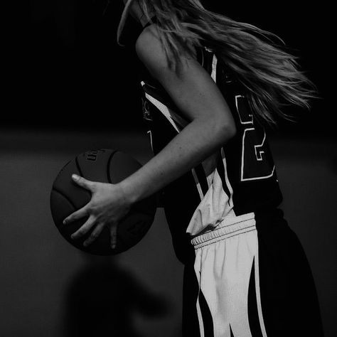 Athletic Girl Aesthetic, Bola Jaring, Basketball Aesthetic, Ball Aesthetic, Bola Basket, Mode Kawaii, Basketball Photos, Sport Quotes Motivational, Basketball Is Life