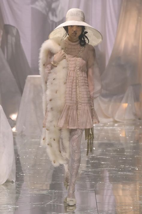 Valentino Spring 2025 Ready-to-Wear Collection [PHOTOS] Valentino 2025, Valentino Spring 2023 Couture, Valentino Resort 2024, Valentino 2025 Spring Summer, Valentino Resort 2025, Valentino Spring 2022 Couture, Runway Fashion Couture, Valentino Couture, Textiles Fashion