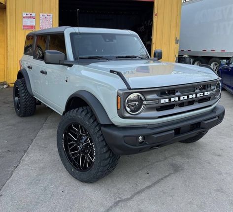 Dark Green Ford Bronco, Sage Green Bronco, Bronco Big Bend, Dodge Challenger Black, Bronco Car, Ford Suv, Future Transportation, Farmhouse Kitchen Remodel, Dream Cars Jeep