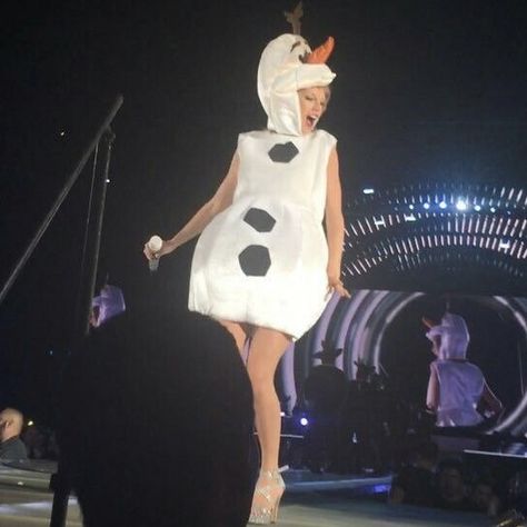 Taylor Swift Olaf, Inspired Halloween Costumes, Olaf Costume, Taylor Swift Inspired, Olaf, Taylor Swift, Swift, Halloween Costumes, Frozen