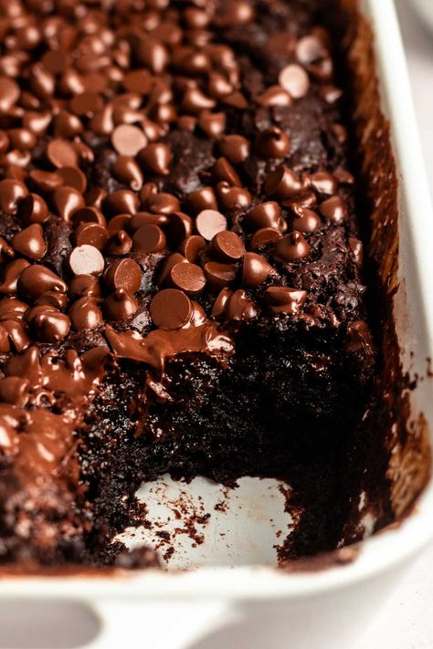 This rich and incredibly moist chocolate dump cake is a decadent and indulgent dessert that is incredibly easy to make. Easy Chocolate Dump Cake, Dump Cake Recipes Chocolate, Chocolate Dump, Small Chocolate Cake, Chocolate Dump Cake, Delish Cakes, Easy Chocolate Cake, Fudge Sauce, Dump Cake Recipes