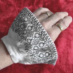 Making Sleeves, Sca Embroidery, Elizabethan Dress, Blackwork Embroidery Designs, Kasuti Embroidery, Medieval Embroidery, Blackwork Embroidery Patterns, Blackwork Patterns, Blackwork Embroidery