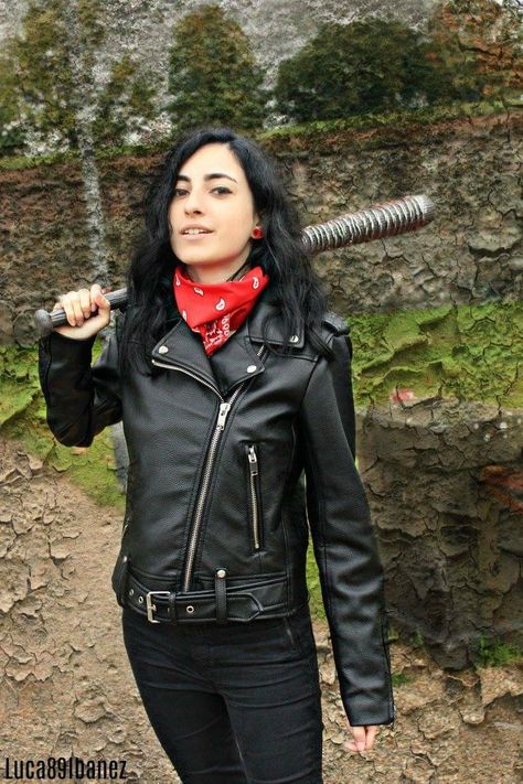 Character: Negan (female version) Serie TV: The Walking Dead PH: Luca89Ibanez Negan Halloween Outfit, Negan Twd Costume, Female Negan Costume, Negan Costume Female, Negan Halloween Costume, The Walking Dead Costumes, Negan Outfit, Negan Costume, Walking Dead Halloween Costumes