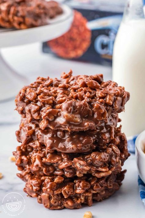 These copycat Little Debbie Star Crunch Cookies are so delicious! The easy recipe features crispy rice cereal coated in soft chocolatey caramel. Homemade Star Crunch, Star Crunch Cookies, Copycat Little Debbie, Salty Chex Mix, Star Crunch, Crunch Cookies, Little Sunny Kitchen, Crunch Recipe, Sunny Kitchen