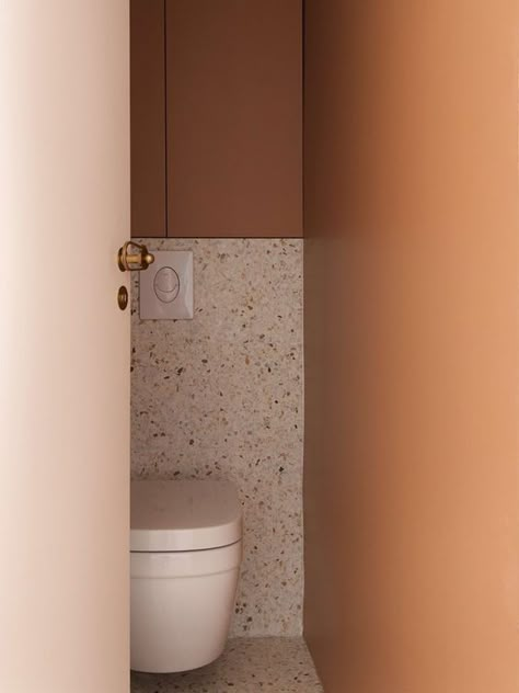 Guide complet pour aménager ses toilettes. De la disposition des éléments à la transformation de cet espace essentiel. Small Wc Design, Wc Terrazzo, Small Wc Ideas Downstairs Loo, Wc Beige, Terrazzo Toilet, Guest Toilet Ideas, Coloured Toilet, Toilet Design Ideas, Clawfoot Tub Ideas