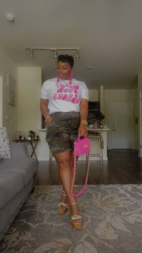 Camo Pants With Pink Top, Camoflauge Shorts Outfit, Outfits With Camo Shorts, Camouflage Shorts Outfit Women, Camo Shorts Outfit Black Women, Camo And Pink Outfit, Camo Shorts Outfit Women, Camo Shorts Outfit, Cargo Shorts Outfits Women