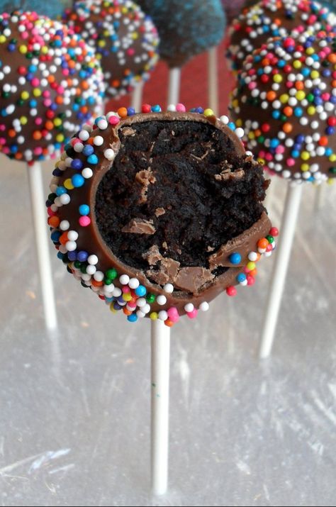 This is a step-by-step tutorial on how to make cake pops: balls of cake on a stick, dipped in chocolate. Chocolate Cake Pop Recipe, Chocolate Cake Pops Recipe, Chocolate Cake Pop, Brownie Cake Pops, Starbucks Cake Pops, Starbucks Cake, Cake Ball, Chocolate Cake Pops, Birthday Cake Pops