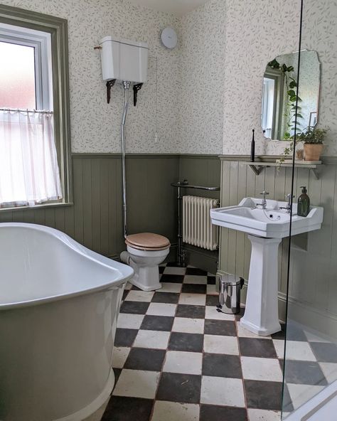 tilly & jamie | DIY | renovation | interiors’s Instagram post: “good morning! I thought I'd change it up a little bit & post a picture of the rarely seen bathroom! It's quite a dark room & usually full…” Panelled Bathroom, Chessboard Floor, Reno Tips, Large Tiles, Money Saving Hacks, Tiles Vintage, Saving Hacks, Victorian Interiors, Victorian Bathroom