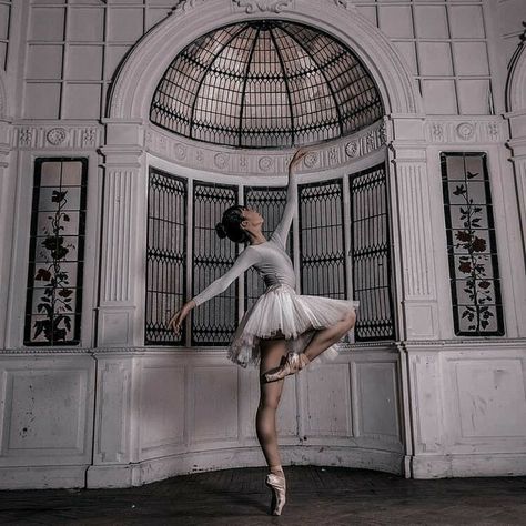 Aesthetic Ballet, Ballet Dance Photography, Ballet Aesthetic, Western Outfits Men, Ballet Beauty, Ballet Inspiration, Ballet Photos, Dancing Aesthetic, Ballet Photography