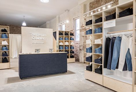 EVERLANE Denim Pop Up on Behance Denim Display, Clothing Store Interior, Clothing Store Design, Jeans Store, Retail Inspiration, Showroom Interior Design, Boutique Decor, Retail Merchandising, Retail Interior