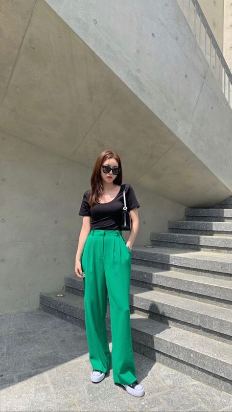 Green Trousers Outfit Women Color Combos, Green Pants Outfit Aesthetic, Creative Style Outfits, Green Trousers Outfit, Green Jeans Outfit, Green Pants Outfit, Color Combos Outfit, Elegante Casual, Streetwear Fashion Women