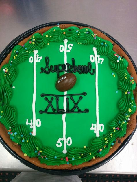 Superbowl cookie cake Super Bowl Message Cookie, Superbowl Cupcake Ideas, Football Message Cookie, Super Bowl Cake Decorating Ideas, Superbowl Cookie Cake, Football Cookie Cake Designs, Super Bowl Cookie Cake, Super Bowl Cakes, Giant Cookie Decoration Ideas