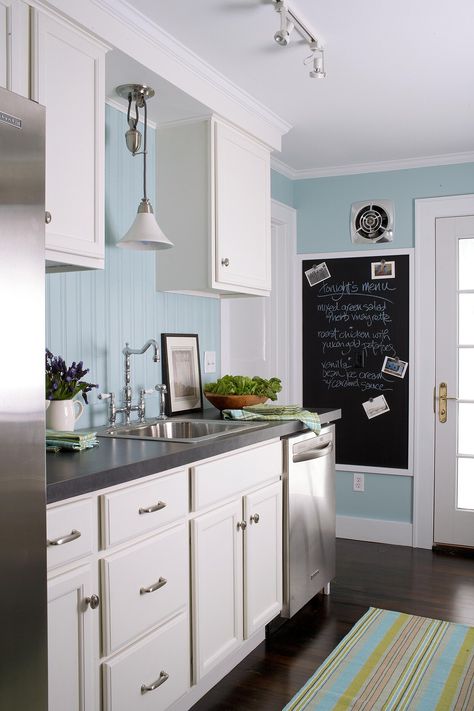 Blue Kitchen Walls, Blue Kitchen Designs, Light Blue Kitchens, Cottage Kitchen Design, Small Cottage Kitchen, Cottage Style Kitchen, Kitchen Glass, Cottage Kitchens, Casa Vintage