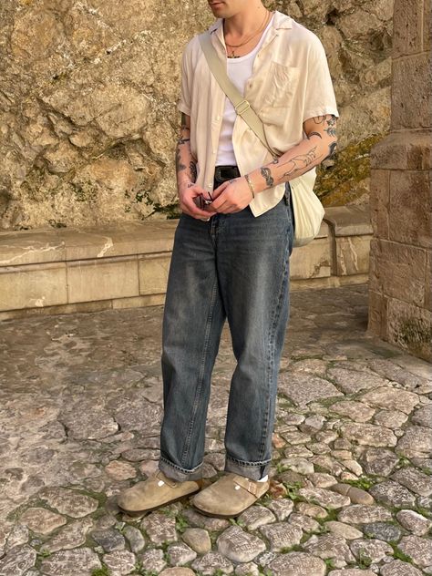 Men Style Birkenstock, Button Up Tee Outfit, Fall Outfits Birkenstocks, How To Style Birkenstock Clogs, Birkenstock Clogs Outfit Winter, Clogs Outfit Men, Birk Clogs Outfit, Birks Boston, Clogs Outfit Winter