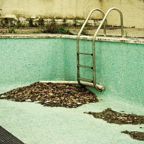 Old, empty, no longer used swimming pool, however, isn't that a noodle stuck behind the ladder? Abandoned Swimming Pools, Abandoned Pool, Old Swimming Pool, Abandoned Pool Aesthetic, Creepy Swimming Pools, Liminal Space Swimming Pool, Brutalist Swimming Pool, Empty Pool, Pool Ladder