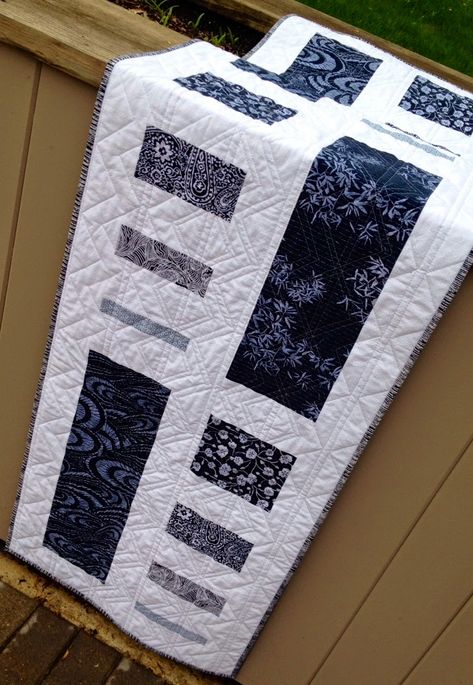 Black And White Quilt Table Runner, Table Toppers Quilted Patterns Free, Free Table Runner Quilt Patterns, Modern Table Runners Quilted, Quilted Runners, Quilted Table Runners Christmas, Modern Table Runners, Bed Runners, Patchwork Table Runner