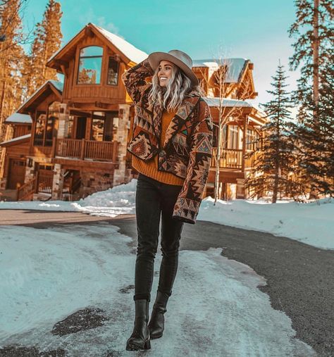 Casual Outdoorsy Style, Boho Outdoorsy Outfits, Girly Outdoorsy Outfits, Fall Mountain Outfit Aesthetic, Winter Moutains Outfits, Outdoorsy Flannel Outfits, Hailey Miller, Winter Wonderland Hyde Park, Cabin Outfit