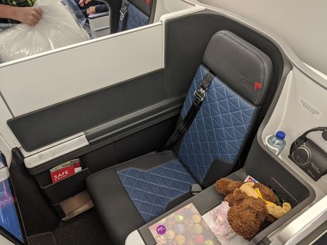 Delta Business Class Flight, Delta Airlines First Class Seats, Delta One Suite, Delta One Seats, Delta First Class Seats, Delta One, Flying First Class, Business Class Seats, First Class Seats