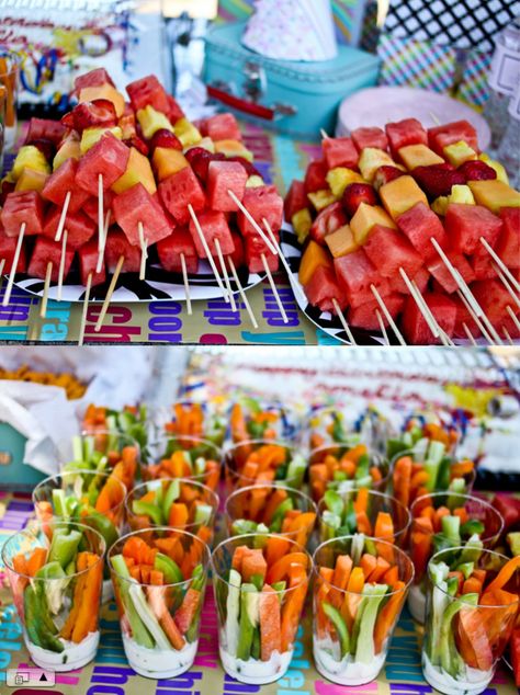 cookout! Love this idea of the fruit skewers and veggie cups with ranch dip on bottom Summer Finger Food Ideas, Bbq Food Ideas Party Appetizers, Grad Party Snack Ideas, Birthday Party Fingerfood Ideas, Birthday Bbq Food, Housewarming Appetizers, Veggie Cups, Pool Party Food, Vegetable Snacks