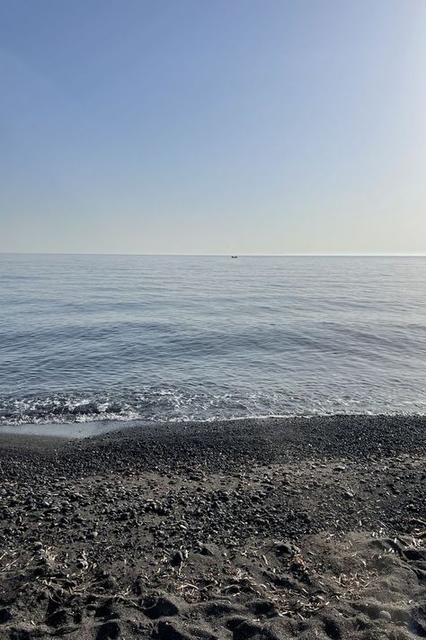 Sunrise in Santorini with the horizon on a black sand beach Fields Of Gold, Aesthetic Content, Black Sand Beach, Santorini Greece, Black Sand, The Horizon, Mykonos, Beautiful Views, Santorini