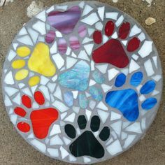 Glass Stepping Stones, Mosaic Stepping Stone, Stone Diy, Stepping Stones Diy, Mosaic Stepping Stones, Mosaic Rocks, Mosaic Pots, Dog Prints, Art Coquillage