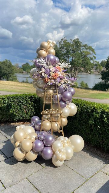 Easel With Balloon Garland, Easel Balloon Garland, Quinceanera Balloon Decorations, Lilac Balloon Garland, Balloon Easel, Balloon Arch Entrance, Baloon Garland, Lilac Decor, Birthday Decorations For Women