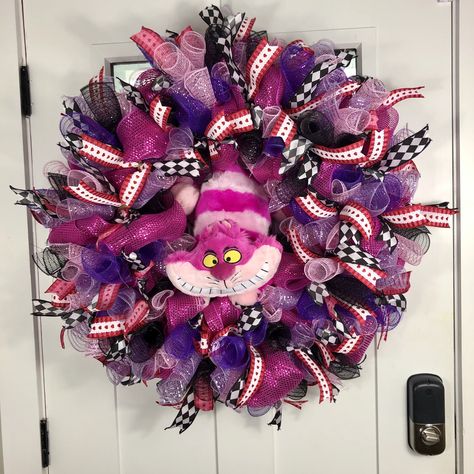 Alice In Wonderland Wreath Diy, Hearts Black And White, Alice Halloween, Halloween Alice In Wonderland, Mickey Mouse Wreath, Disney Wreath, Alice In Wonderland Crafts, Alice In Wonderland Flowers, Cheshire Cat Alice In Wonderland