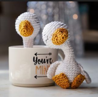 PATRONES AMIGURUMI GRATIS: PATRON GRATIS PATO AMIGURUMI 55956 Pearl Crafts, Crochet Wall Hangings, Pola Amigurumi, Crochet Animals Free Patterns, Crochet Videos Tutorials, Fun Crochet Projects, Easter Crochet, Crochet Rose, Crochet Keychain