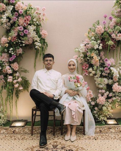 Engagement Decorations Indoor, Decor Lamaran Simple Di Rumah, Background Nikahan, Outfit Tunangan, Pose Foto Lamaran, Decor Lamaran Simple, Pose Lamaran Engagement, Dekor Engagement Simple, Dress Engagement Hijab