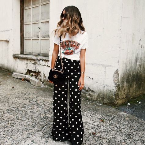 wide leg pants, polka dot pants, street style, wide leg pants outfit, graphic tee outfit, polka dots outfit Dots Outfit, Wide Leg Pants Outfit, Moda Do Momento, Look Boho Chic, Polka Dots Outfit, Leg Pants Outfit, Polka Dot Pants, Lady Fashion, Mode Casual