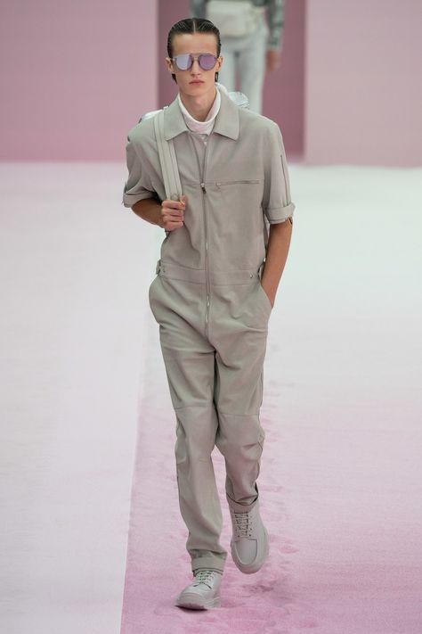 Dior Men Spring 2020 Menswear collection, runway looks, beauty, models, and reviews. Dior Spring 2020, Dior 2020, Men Mode, Dior Men, Mens Fashion Wear, 2016 Menswear, Men Spring, Boiler Suit, Vogue Germany