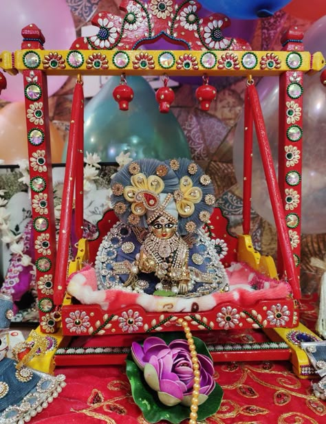 Kanha Ji Jhula Design, Kanhaji Jhula Decoration, Krishna Jhula Decoration Ideas, Hindola Decoration Ideas, Ladu Gopal Jhula Decoration, Jhula For Laddu Gopal, Jhula Design, Jhula Decoration, Indian Floral Decor