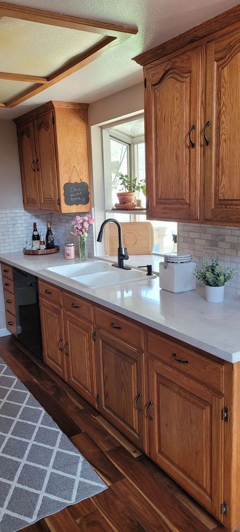 Small Oak Kitchen Ideas, Oak Cabinet Kitchen Floor Ideas, Oak Cabinet Kitchen, Flooring Countertop, Honey Oak Cabinets, Brown Kitchen Cabinets, Brown Cabinets, Oak Kitchen Cabinets, Brown Kitchens