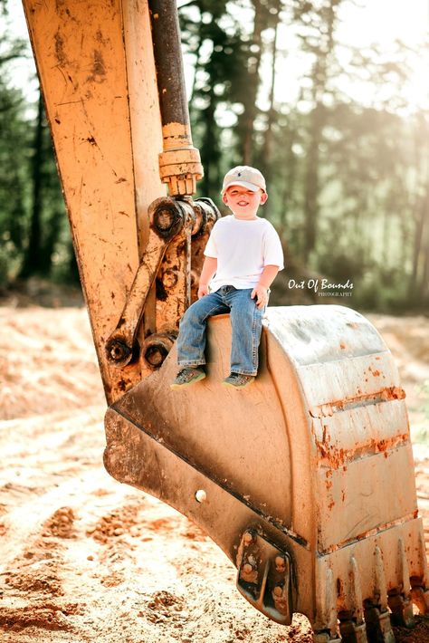 Construction 1st Birthday Pictures, Construction Theme Birthday Photoshoot, Construction Theme Pictures, Excavator Photo Shoot, 2 Yr Birthday Picture Ideas, Construction Tractor Birthday Party, Tractor Birthday Pictures, Construction Theme Birthday Pictures, Construction Birthday Pictures