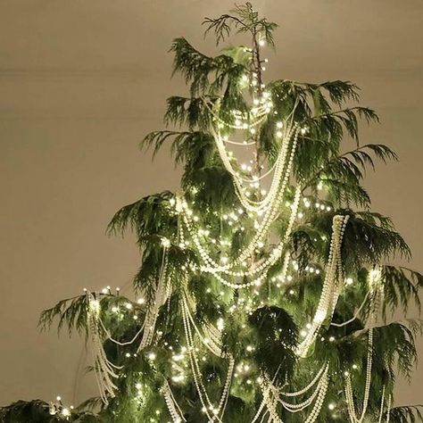 String Of Pearls On Christmas Tree, Christmas Pearls Decoration, Pearl Christmas Decor, Pearl Christmas Tree Decorating Ideas, Pearls Christmas Tree, Nye Tree, Pearl Christmas Decorations, Pearl Garland Christmas Tree, Christmas Tree Pearls