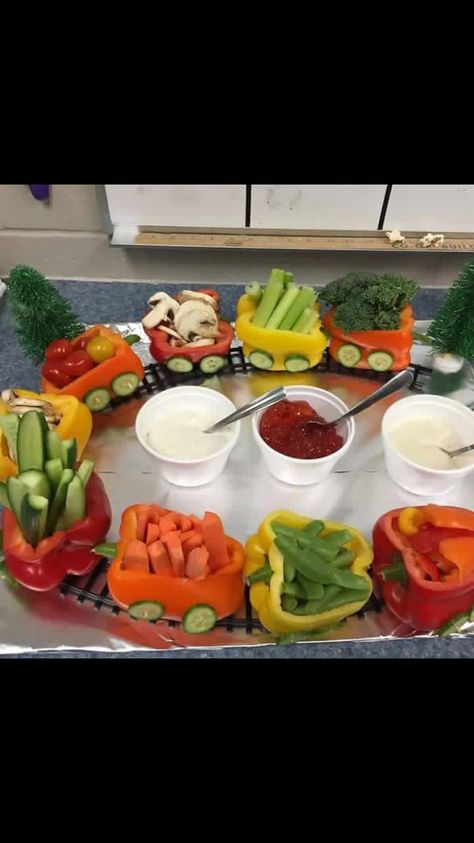 Bell pepper train veggie snack bowls... Great for a party Baby Shower Snacks Boy, Veggie Display, Appetizers For Kids, Decorações Com Comidas, Vegetable Platter, Party Food Buffet, Kids Party Food, Veggie Tray, Shower Food