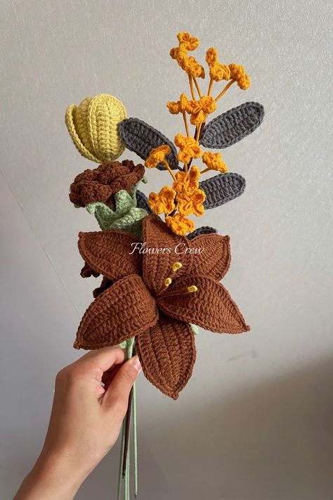 Crochet lily, rose, tulip, and baby's breath flowers for autumn decor Cupid Craft, Crochet Ideas Aesthetic, Autumn Decor Ideas, Diy Fall Ideas, Autumn Crochet, Crochet Rose Pattern, Diy Ribbon Flowers, Flowers Easy, Colour Full