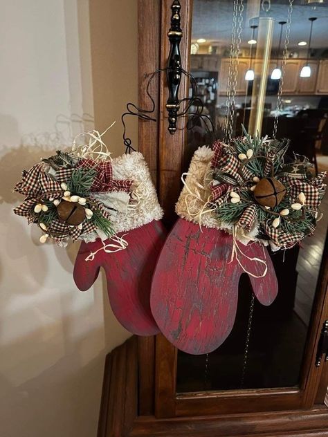 Rustic Christmas Crafts, Primitive Country Christmas, Lights For Christmas, Christmas Craft Ideas, Wooden Christmas Crafts, Prim Christmas, Wreaths Ideas, Country Christmas Decorations, Easy Christmas Decorations