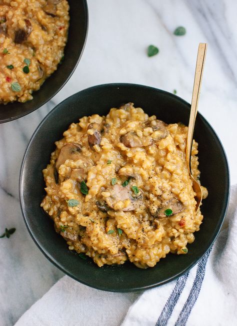 Easier, healthier brown rice risotto with caramelized mushrooms - cookieandkate.com Brown Rice Risotto, Baked Brown Rice, Vegetarian Risotto, Rice Risotto, Brown Rice Recipes, Mushroom Risotto, Idee Pasto Sano, Gordon Ramsay, Marjoram