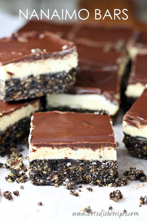 Nanaimo Bar, Nanaimo Bar Recipe, Canadian Dessert, Oatmeal Cookie Bars, Delicious Holiday Desserts, Nanaimo Bars, Holiday Desserts Table, Toffee Cookies, Baking Christmas