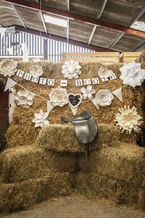 rustic country farm hay bales wedding photo booth #wedding #weddings #weddingideas #weddingbackdrops #hmp Yosemite Wedding, Unplugged Wedding, Paper Flowers Wedding, Rustic Fall Wedding, Wedding Cake Rustic, Hay Bales, Wedding Photo Booth, Whimsical Wonderland Weddings, Flower Bouquet Wedding